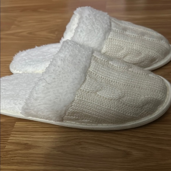 NWOT Cream Cable Knit Slippers with Fuzzy Cuff - Picture 6 of 6